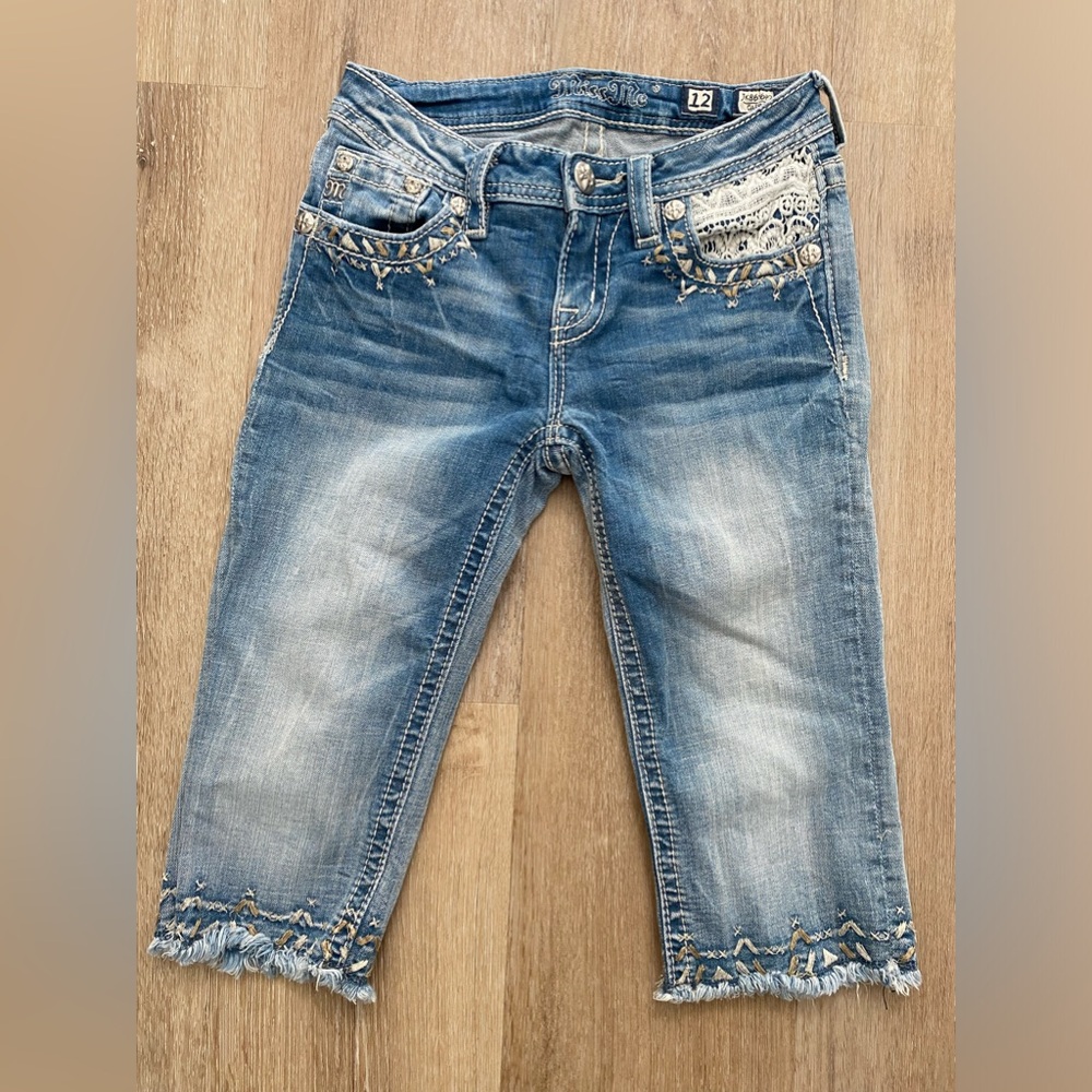 Miss Me Girls Light Washed Denim Embellished Embroidered Capri Size 12